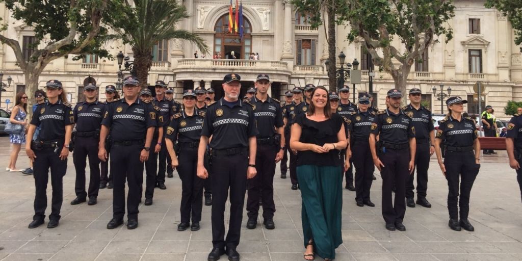  LOS AGENTES DE LA POLICÍA LOCAL DE VALÈNCIA YA TRABAJAN CON EL UNIFORME QUE HAN REIVINDICADO 